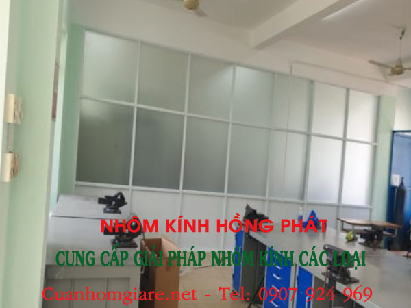 vach-nhom-kinh-co-dinh